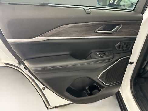 Used 2023 Jeep Grand Cherokee 4WD 4xe w/ Luxury Tech Group II image 28