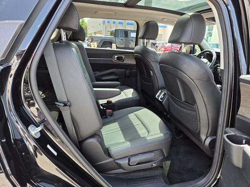 Used 2023 Kia Sorento EX w/ Panoramic Sunroof Package FWD image 16