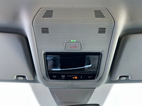 Used 2025 Volkswagen Atlas SE image 18