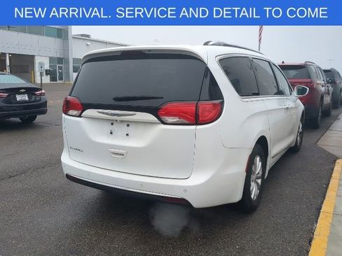 Used 2018 Chrysler Pacifica Touring-L image 7