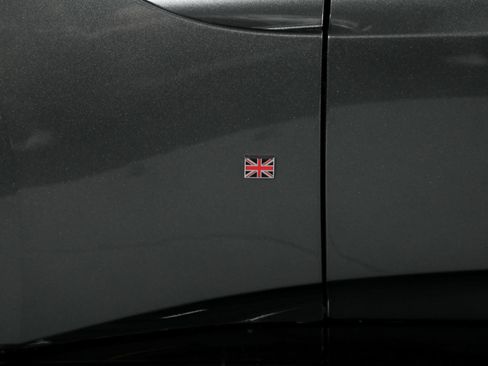 Used 2019 Aston Martin V8 Vantage Coupe RWD image 17