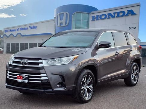 Used 2019 Toyota Highlander LE image 1