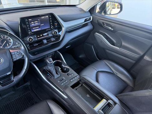 Certified 2021 Toyota Highlander XLE AWD/4WD image 17
