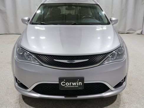 Used 2017 Chrysler Pacifica Touring-L w/ Tire & Wheel Group FWD image 7