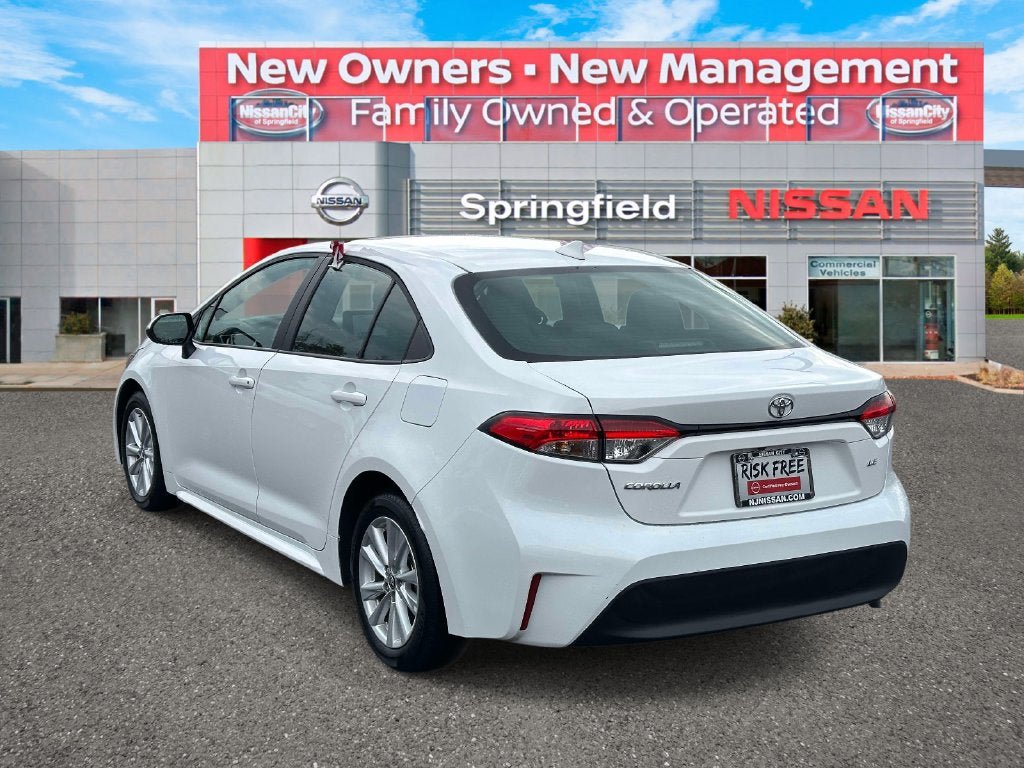 Used 2025 Toyota Corolla LE w/ LE Premium Package FWD image 4