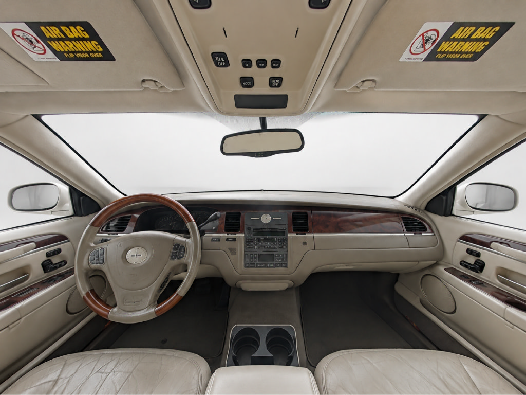Used 2003 Lincoln Town Car Cartier RWD image 12