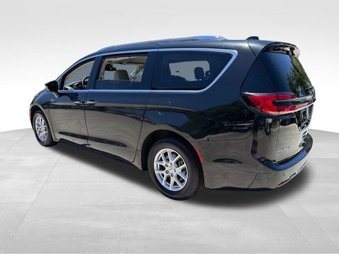 Used 2021 Chrysler Pacifica Touring-L FWD image 5