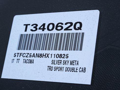 Used 2017 Toyota Tacoma TRD Sport image 28