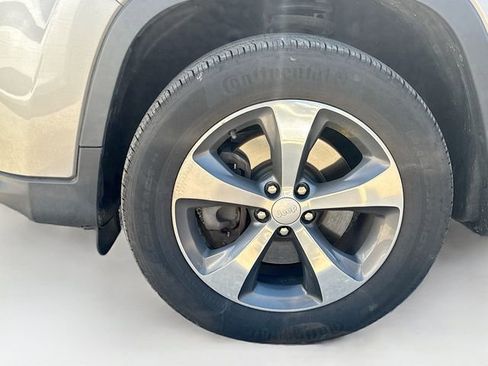 Used 2019 Jeep Cherokee Limited image 23