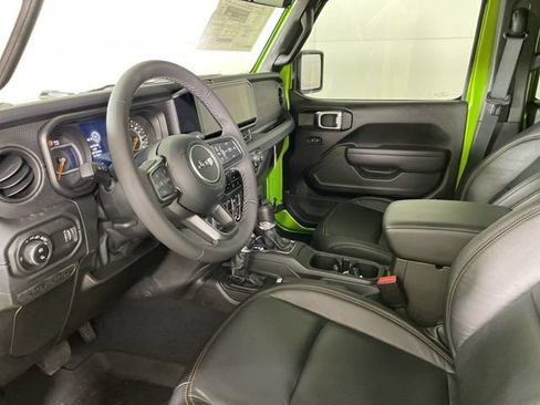 New 2025 Jeep Gladiator Mojave w/ Technology Group AWD/4WD image 21
