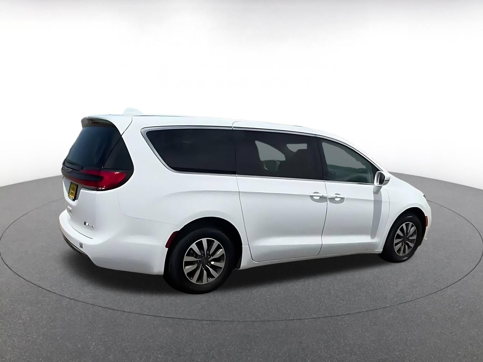 Used 2022 Chrysler Pacifica Touring-L FWD image 13