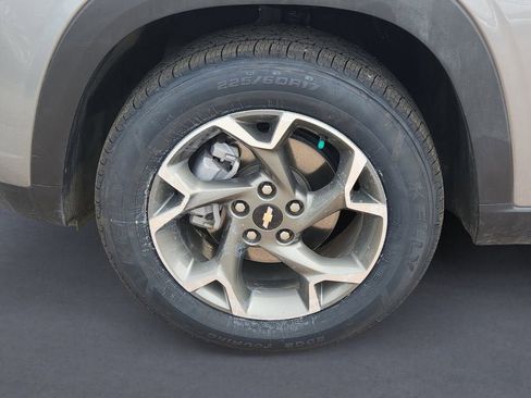 Used 2025 Chevrolet Trax LT w/ LT Convenience Package image 14