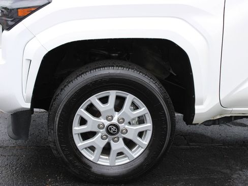 Used 2025 Toyota Tacoma SR5 AWD/4WD image 12
