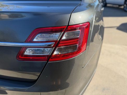 Used 2015 Ford Taurus SE image 16