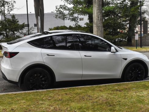 Used 2021 Tesla Model Y Long Range image 8