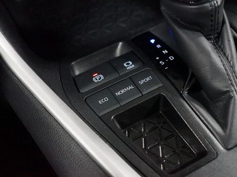 Used 2025 Toyota RAV4 XLE FWD image 22