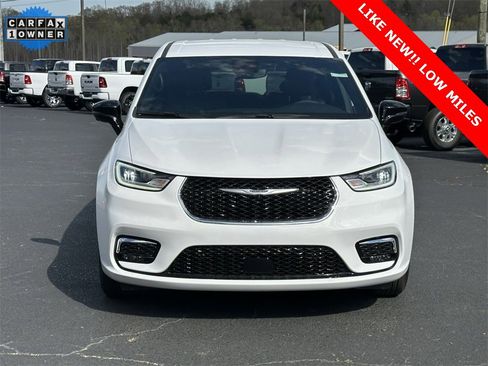 Used 2025 Chrysler Pacifica Select image 9
