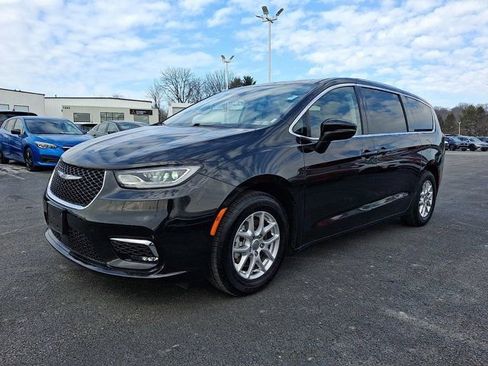 Certified 2023 Chrysler Pacifica Touring-L image 3