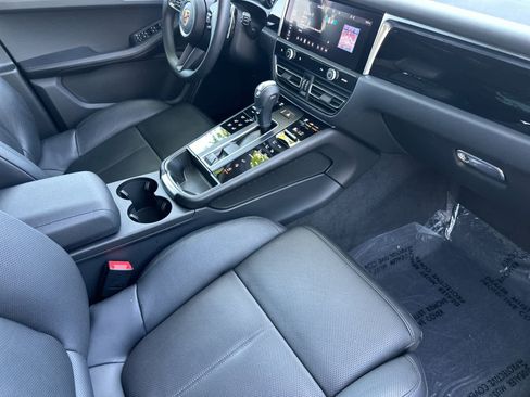 Certified 2025 Porsche Macan AWD/4WD image 17