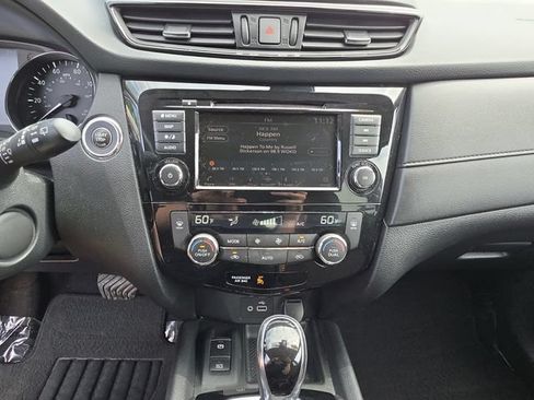 Used 2019 Nissan Rogue SV w/ Premium Package AWD/4WD image 17