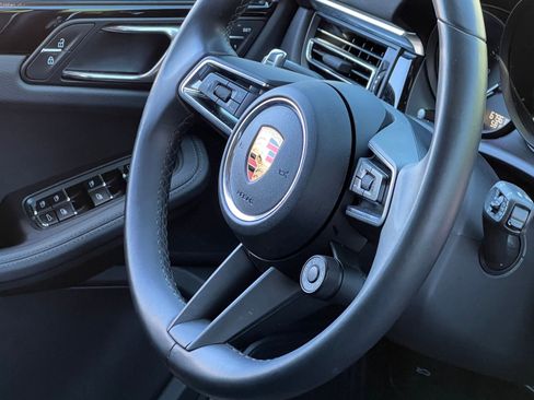 Certified 2022 Porsche Macan S AWD/4WD image 33