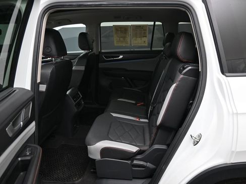 Used 2024 Volkswagen Atlas Peak Edition SE AWD/4WD image 27