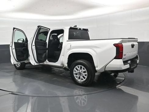 Used 2025 Toyota Tacoma SR5 AWD/4WD image 59