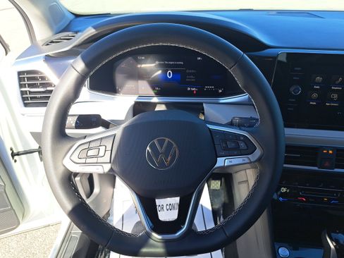New 2026 Volkswagen Taos SE image 12