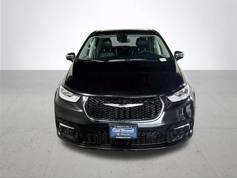 Used 2023 Chrysler Pacifica Limited FWD image 3