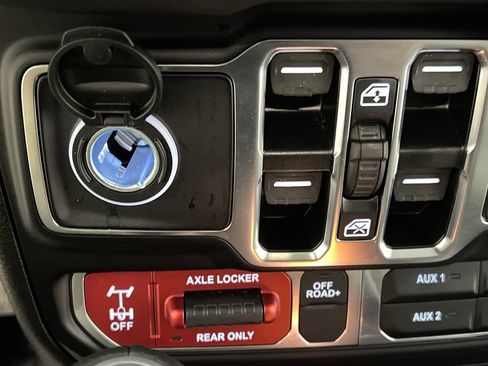 Used 2025 Jeep Gladiator Mojave w/ Convenience Group AWD/4WD image 47