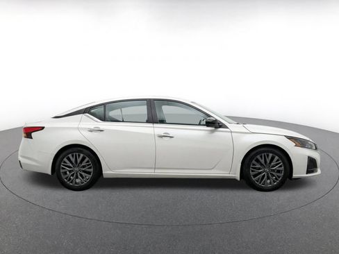 Used 2025 Nissan Altima 2.5 SV FWD image 10