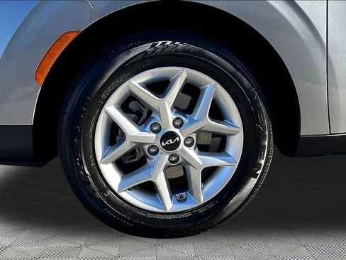 Used 2025 Kia Soul LX w/ LX Technology Package FWD image 31