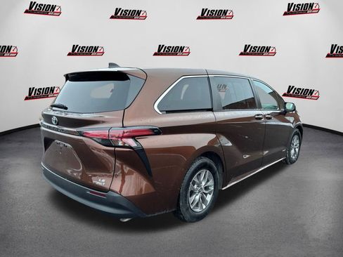 Used 2021 Toyota Sienna LE image 5