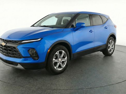 Used 2025 Chevrolet Blazer LT FWD image 3