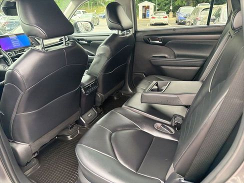 Used 2023 Toyota Highlander XLE AWD/4WD image 19