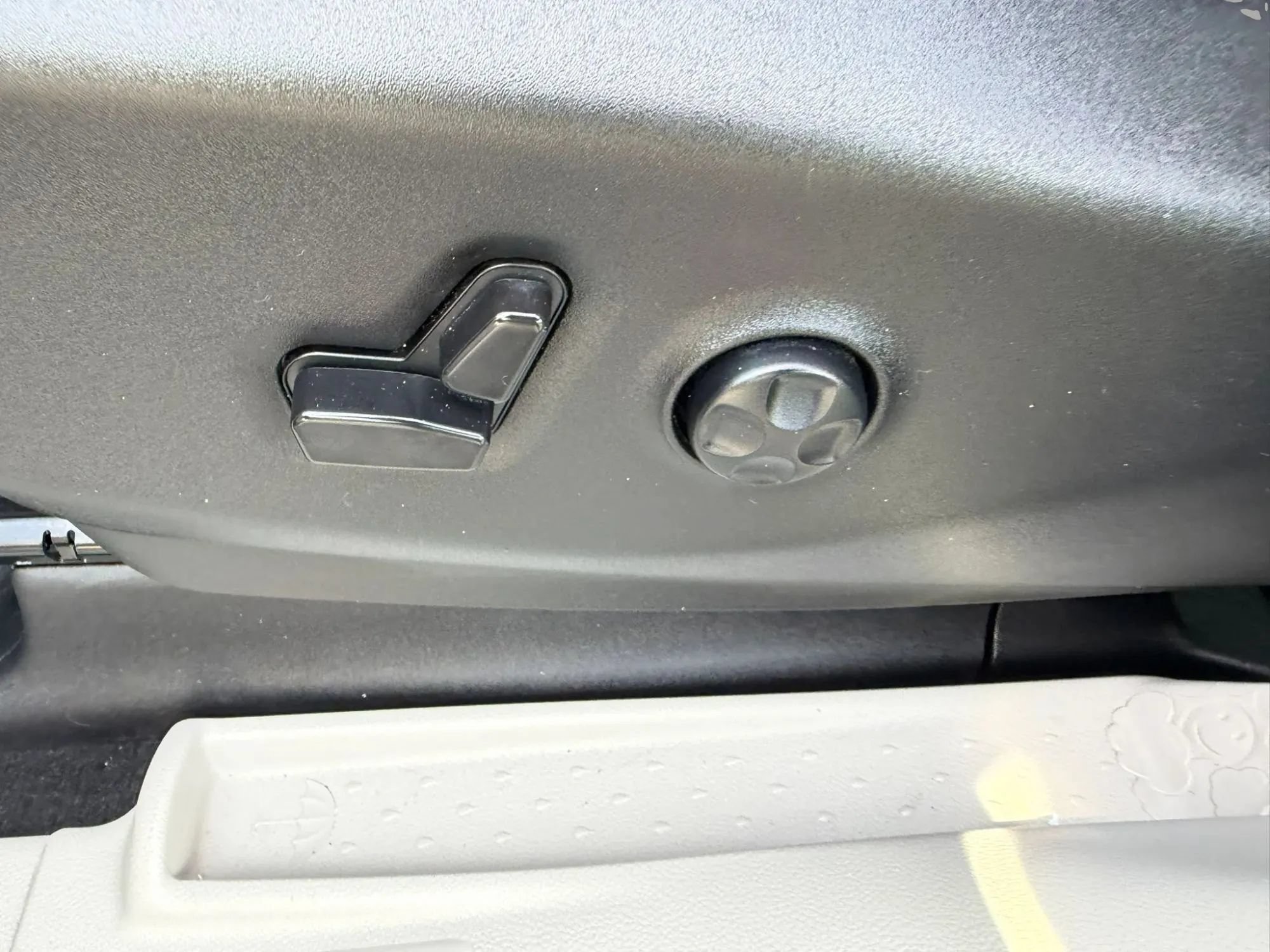 Used 2023 Chrysler Pacifica Touring-L FWD image 15
