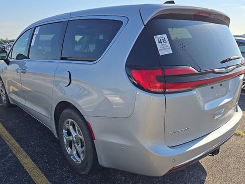 Used 2024 Chrysler Pacifica Limited w/ Trailer Tow Group FWD image 2