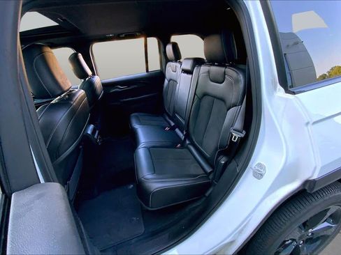 Used 2023 Jeep Grand Cherokee Altitude AWD/4WD image 21