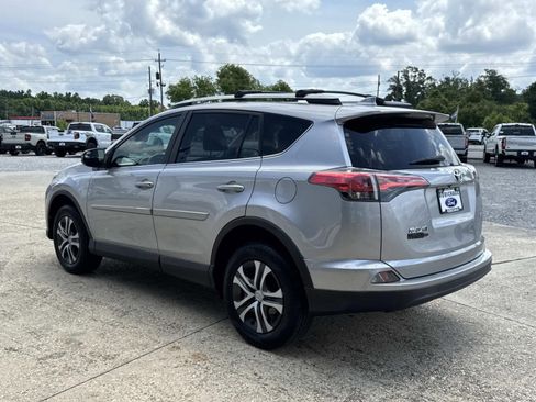 Used 2017 Toyota RAV4 LE FWD image 5