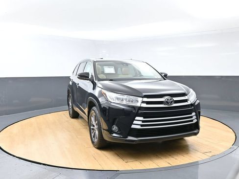 Used 2019 Toyota Highlander XLE AWD/4WD image 3