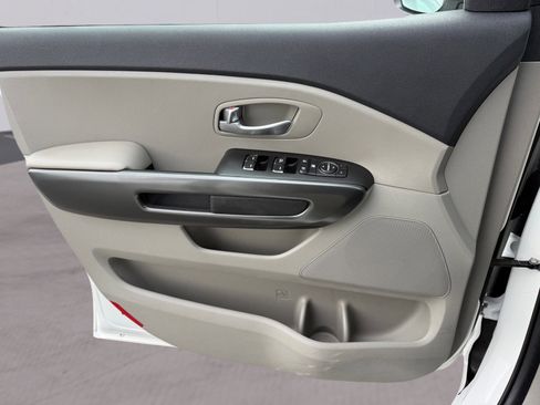 Used 2019 Kia Sedona LX image 21