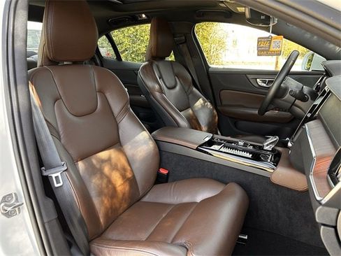 Used 2021 Volvo S60 T8 Inscription image 32