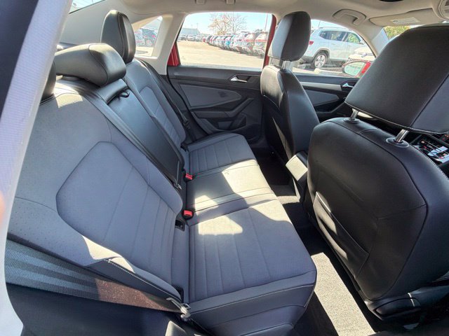 Used 2025 Volkswagen Jetta SE FWD image 28