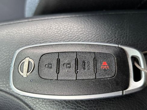 Used 2025 Nissan Versa SV FWD image 21