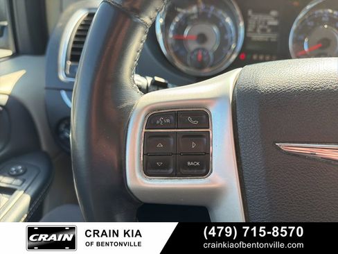 Used 2016 Chrysler Town & Country Touring image 19