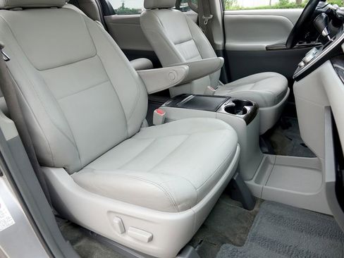 Used 2017 Toyota Sienna XLE FWD image 8