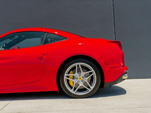 Used 2016 Ferrari California T RWD image 14