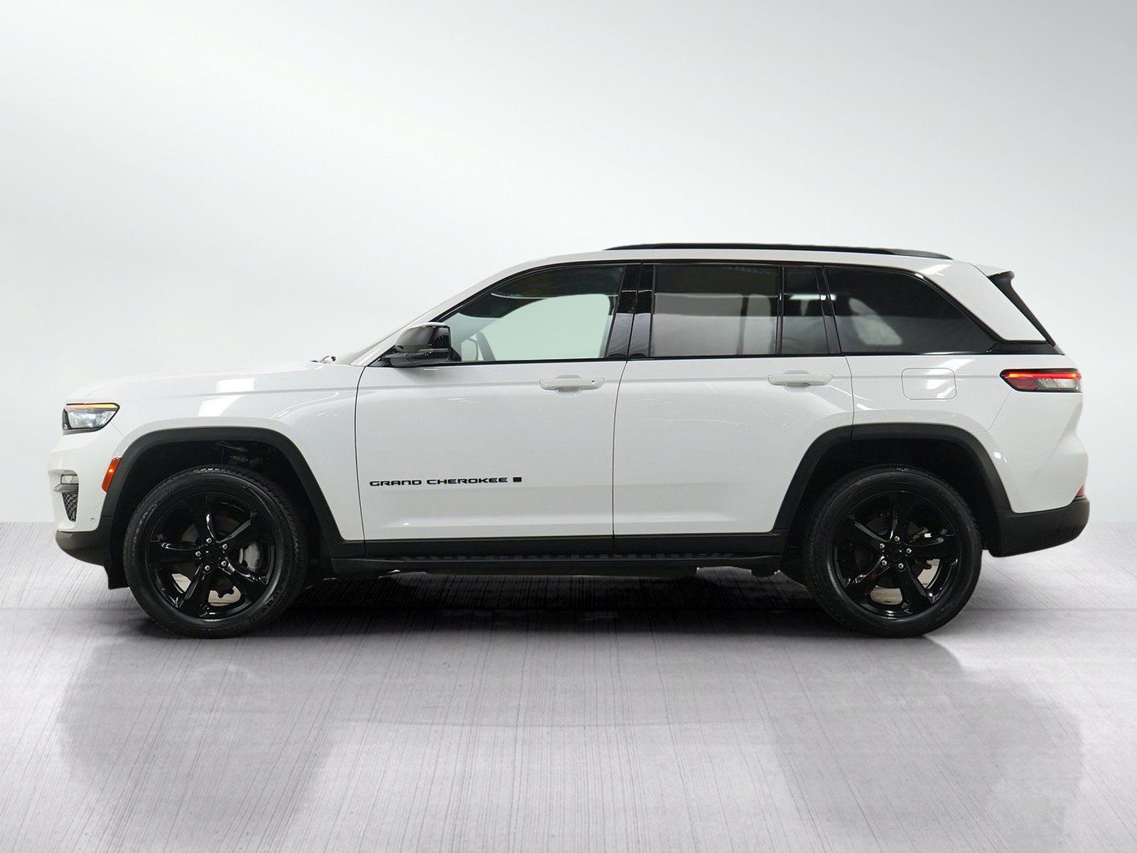 Used 2024 Jeep Grand Cherokee Limited w/ Luxury Tech Group II AWD/4WD image 3