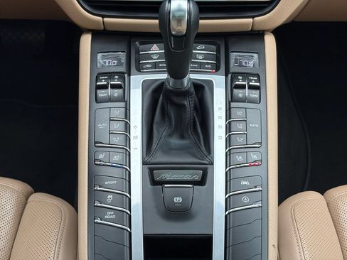 Used 2021 Porsche Macan w/ Premium Package Plus AWD/4WD image 16