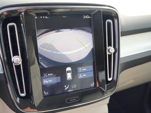 Used 2020 Volvo XC40 T4 Momentum image 12